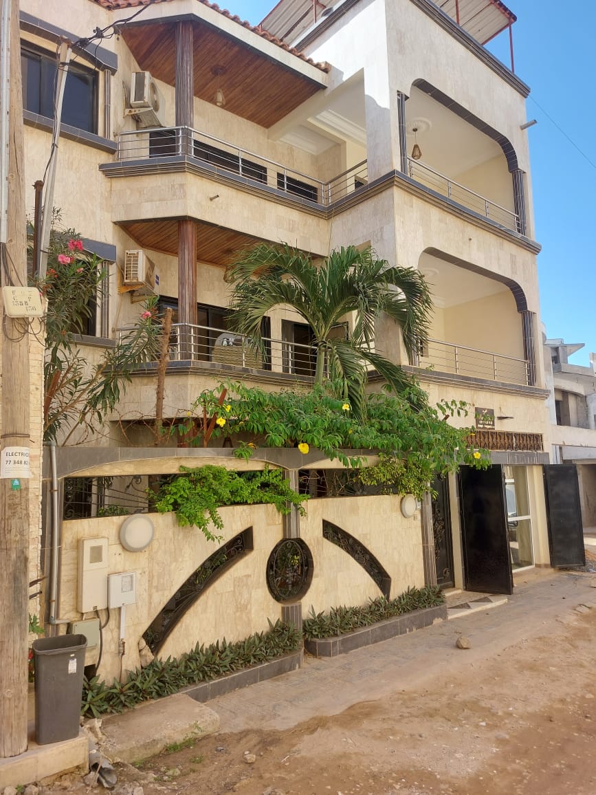 Villa R+3 à louer à Yoff